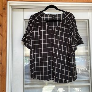 Worthington  Houndstooth v Neck Top. Size L.